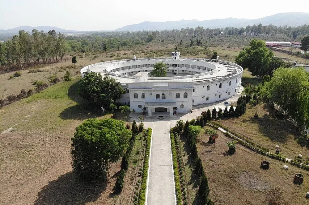 Auro Valley Rishikesh — The center is situated in Rishikesh, enveloped by nature and the sacred Ganges River. This natural environment contributes to a silent and peaceful atmosphere, conducive to spiritual practice and introspection.