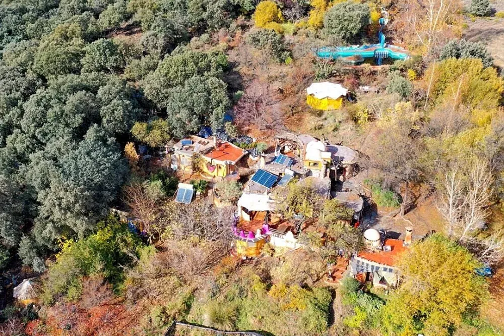 Baile en el aire — The retreat is situated in the breathtaking Alpujarra mountains of Granada, a region known for its dramatic landscapes and serene atmosphere. This natural environment provides a powerful backdrop for introspection and connection with nature.