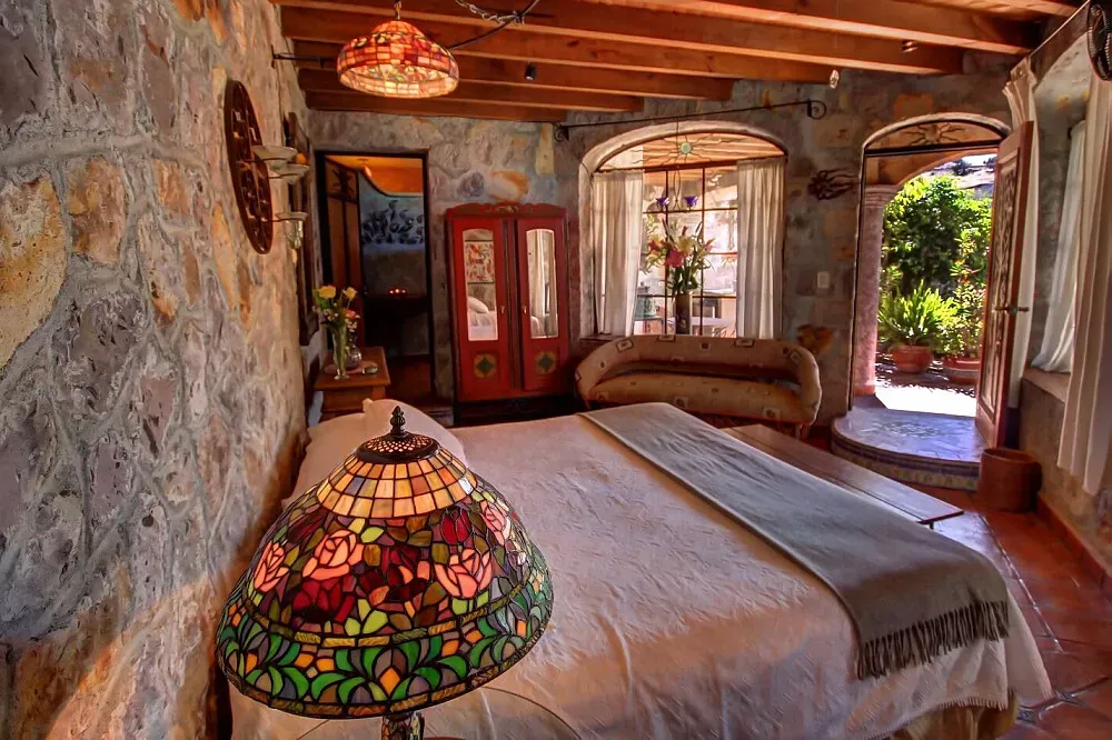 Casa Angelitos — San Miguel de Allende is a UNESCO World Heritage site known for its baroque Spanish colonial architecture, vibrant arts scene, and cultural festivals. Casa Angelitos is situated within walking distance of the city's heart, offering both convenience and a peaceful atmosphere amidst the historic charm and mountain vistas.