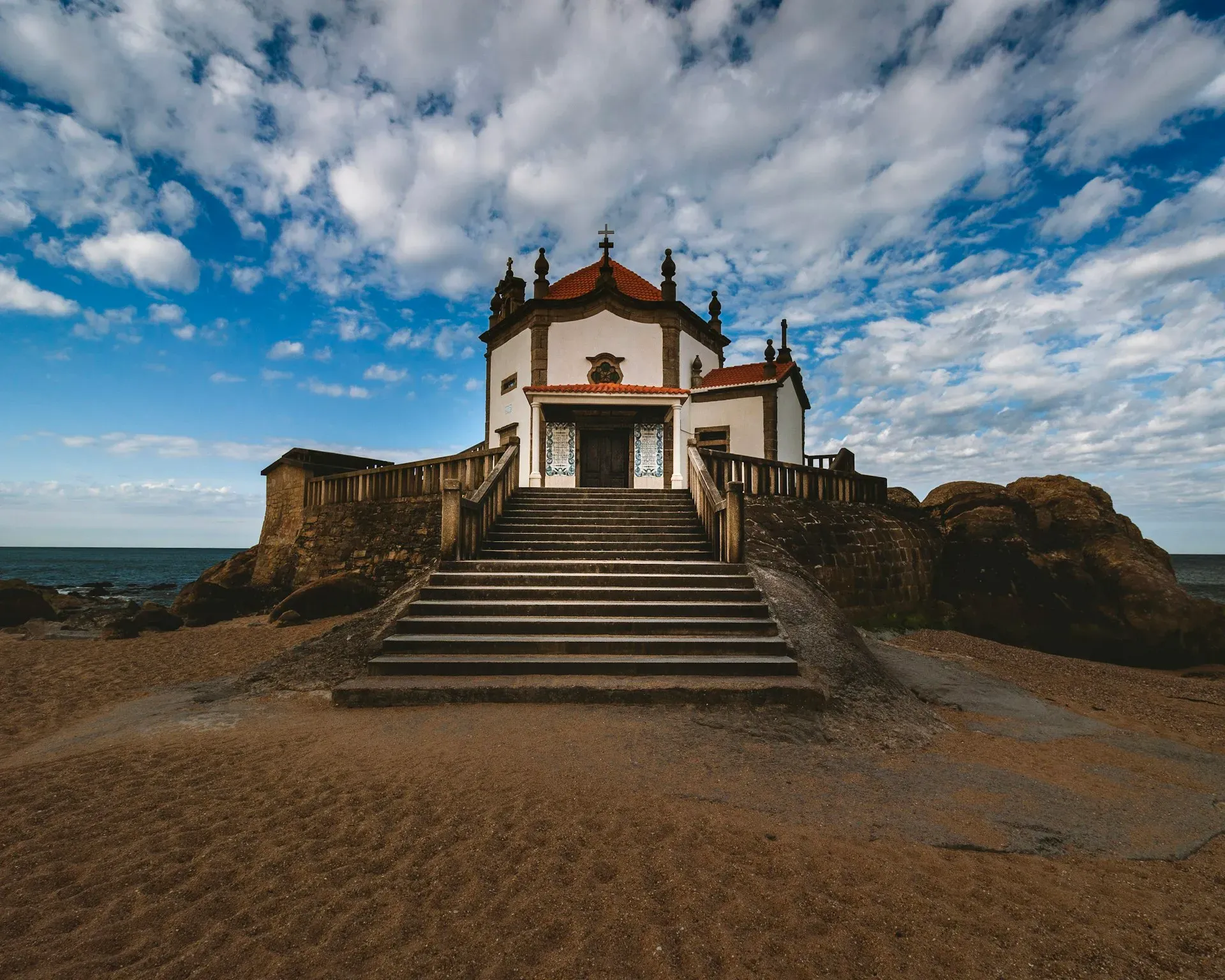 Casa Shanti — Casa Shanti is situated at Penedo do Lexim, close to Mafra, surrounded by a landscape that feels both rustic and serene. The proximity to Lisbon offers convenience, while the nearby beaches provide opportunities for coastal exploration. The atmosphere is one of quiet contemplation, enhanced by the historical architecture.