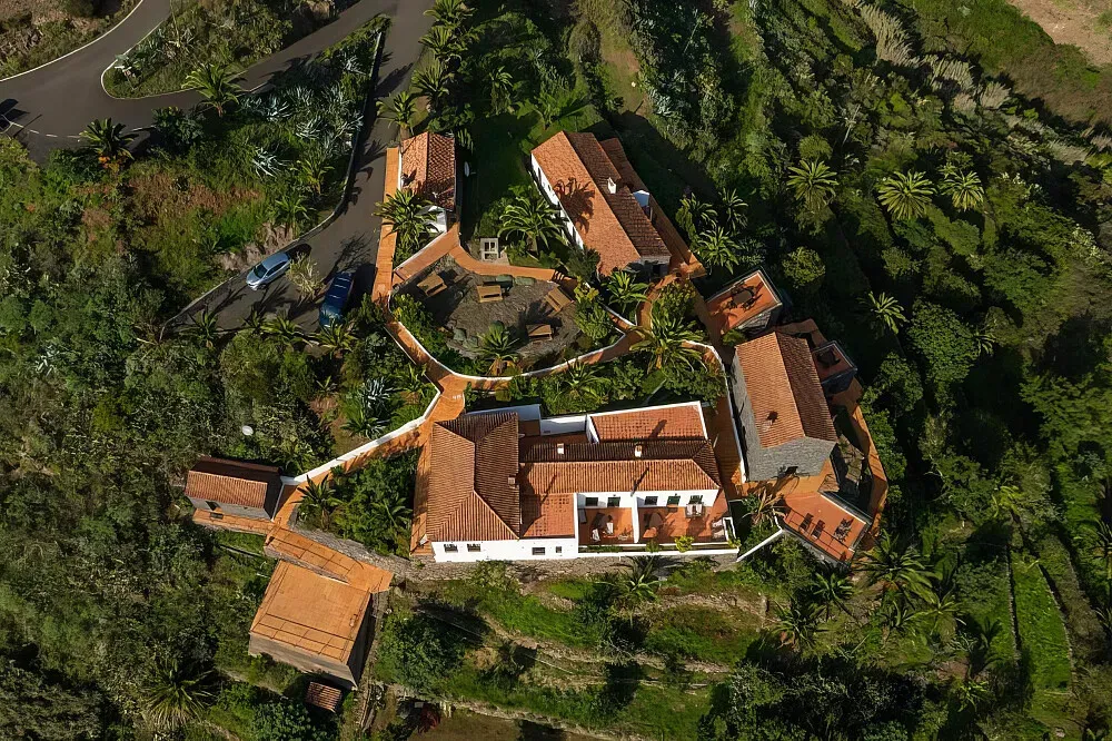 Casas del Chorro — The center is situated in the heart of the island, enveloped by lush nature and offering breathtaking views. The atmosphere is one of profound tranquility, ideal for quiet contemplation and relaxation.