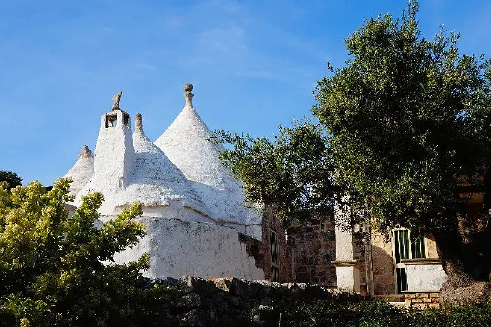 Casina Settarte — Surrounded by the natural beauty of Puglia, Casina Settarte provides an environment conducive to introspection and creative exploration. The landscape encourages a deep connection with the earth and its rhythms, fostering a sense of peace and inspiration.