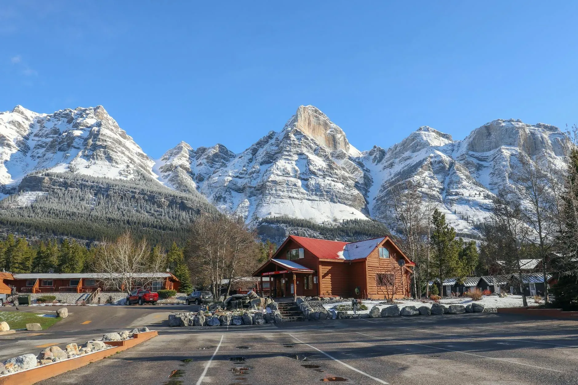 Centre Tara — The center is situated amidst the majestic mountains of Quebec, Canada, providing a serene and natural backdrop. The atmosphere is one of tranquility, designed to help guests escape the demands of everyday life and embrace the peacefulness of the surrounding wilderness.