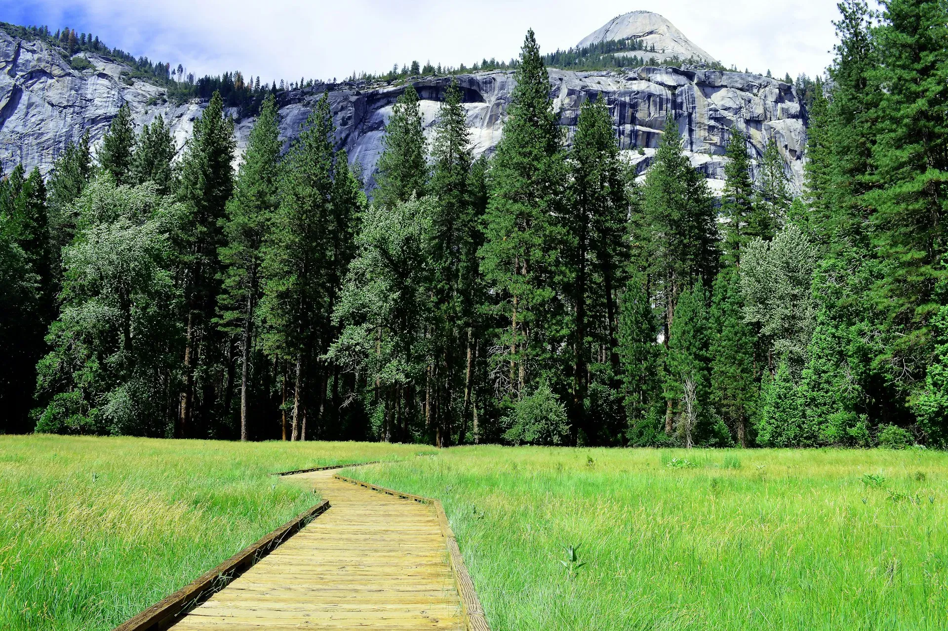 Deloro Valley — The center is situated on 132 acres in the Sierra foothills of Northern California, characterized by oak-studded hills, pine groves, and open meadows. This expansive landscape provides a quiet, natural environment with panoramic views, fostering a sense of connection, reflection, and immersion in nature.