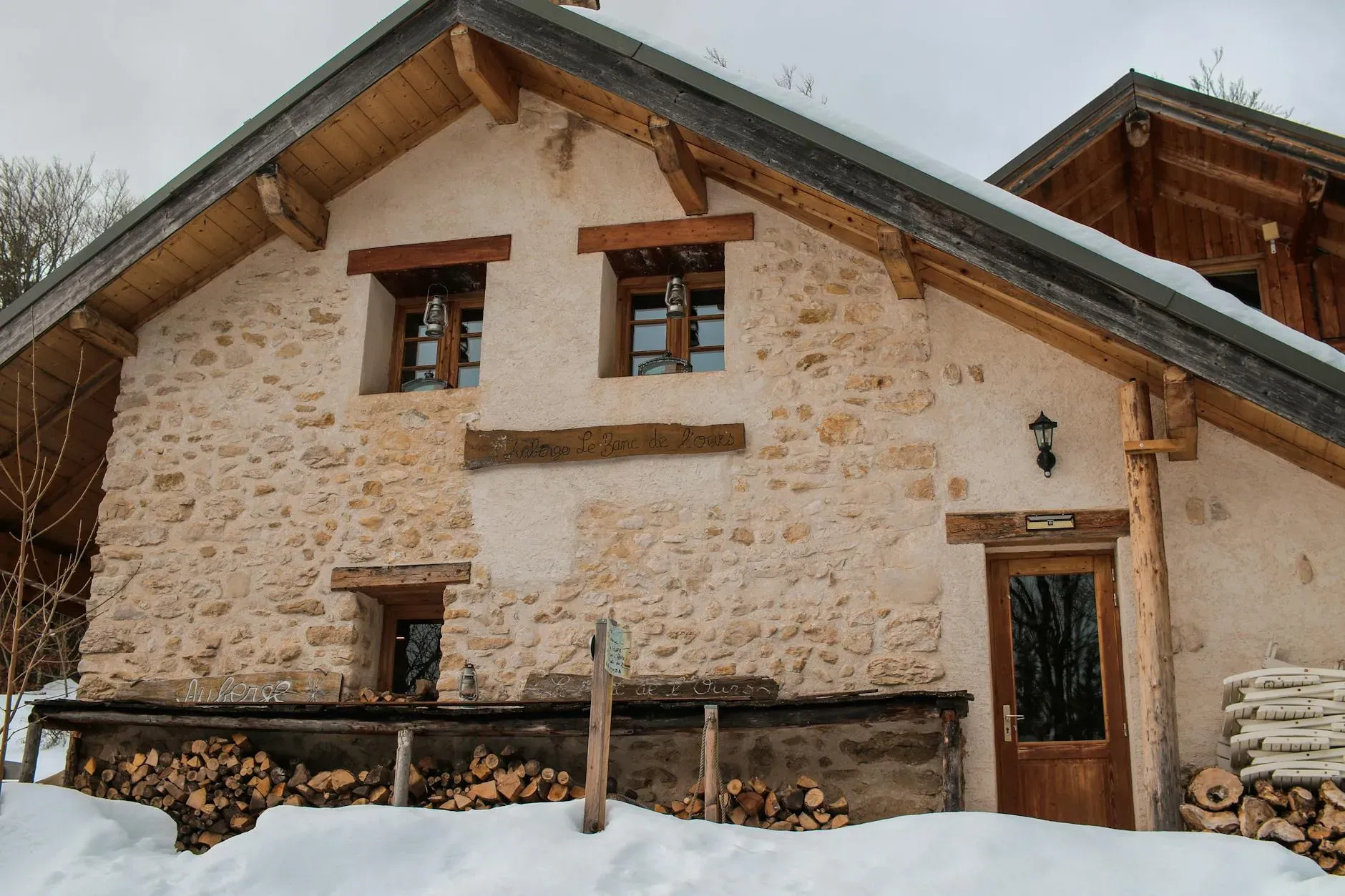 Domaine Valent — Located in Montbernard, the specific landscape and atmosphere of Domaine Valent are not detailed, but the emphasis on communal evenings suggests a welcoming and comfortable environment.