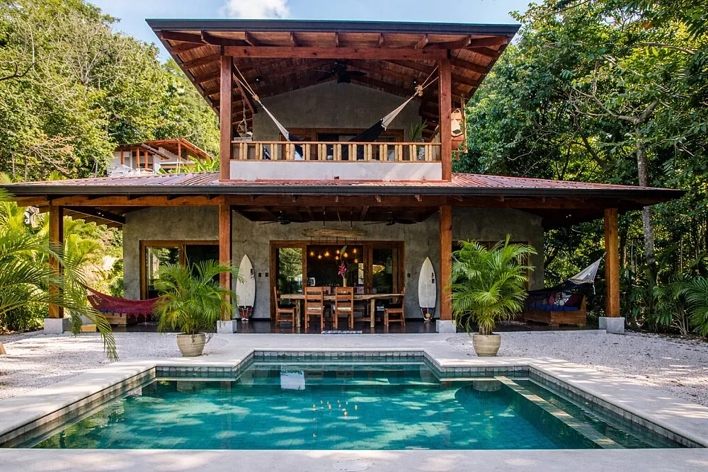 Drop-In — Drop-In is set in the vibrant coastal town of Santa Teresa, a place known for its stunning beaches and lush tropical environment. The center itself is described as an eco-conscious sanctuary, suggesting a harmonious integration with its natural surroundings. Expect the sounds of the jungle and the nearby ocean to be part of your experience, creating a serene yet lively atmosphere.