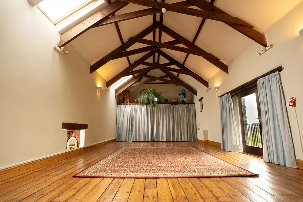 Eden Rise — The center is situated in the beautiful Devon countryside, offering a sense of being far from the hustle and bustle, surrounded by lush greenery. It provides a peaceful and relaxed atmosphere that feels secluded, yet is conveniently located not far from Totnes.