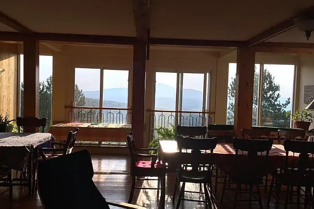 Ensemblitude — Ensemblitude is situated in the mountains of the Eastern Townships, enveloped by a dense forest. The location boasts spectacular sunsets and scenic vistas, providing a naturally calming and inspiring environment for retreatants.