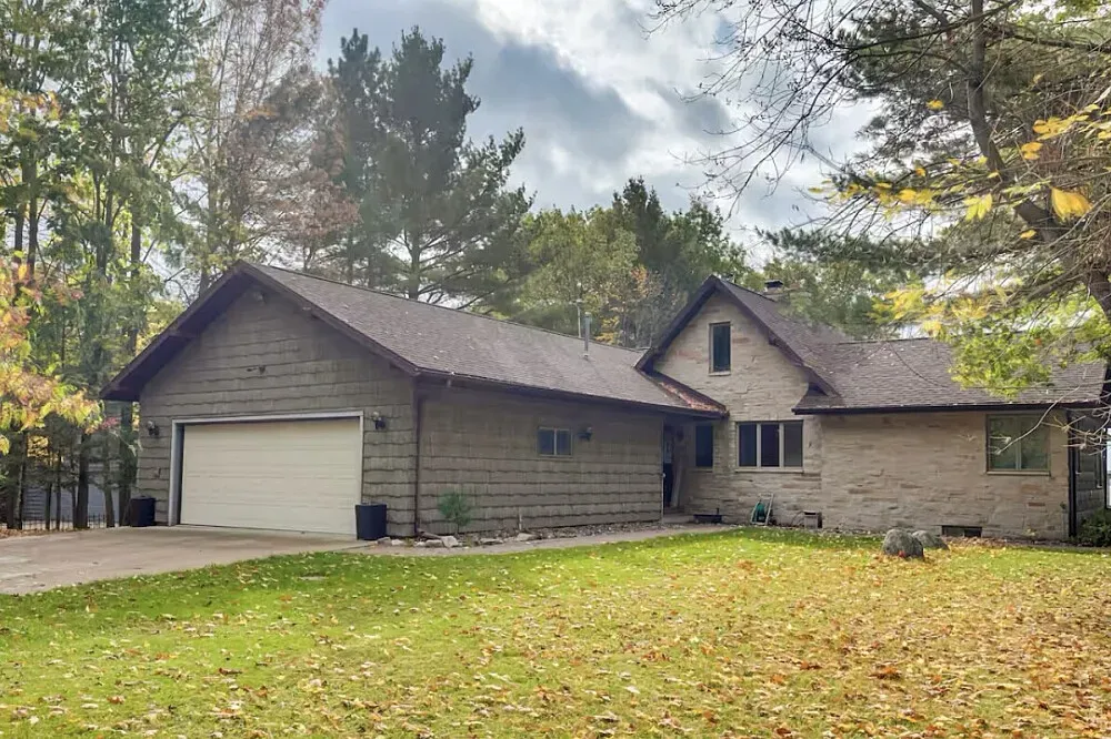 Evolve — This retreat is situated in the scenic Pelican Lake area, offering a tranquil backdrop for relaxation. The surrounding environment is rich with opportunities for outdoor activities, from water sports to golfing, making it a versatile destination for both active and restful getaways.