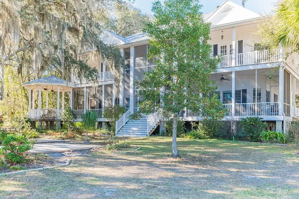 Fern Oak Estate — Nestled by the water's edge of Lake Como in the heart of Florida, Fern Oak Estate offers a picturesque and serene environment. The atmosphere balances upscale comfort with the tranquility of nature, featuring expansive outdoor spaces and breathtaking lake views.