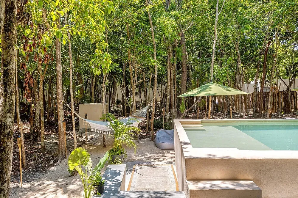 Finca 360 — Located in the lush province of Alajuela, Costa Rica, Finca 360 is situated approximately five kilometers south of the Colegio de Venecia. This region is known for its vibrant natural beauty, suggesting a serene and verdant atmosphere conducive to introspection and relaxation.