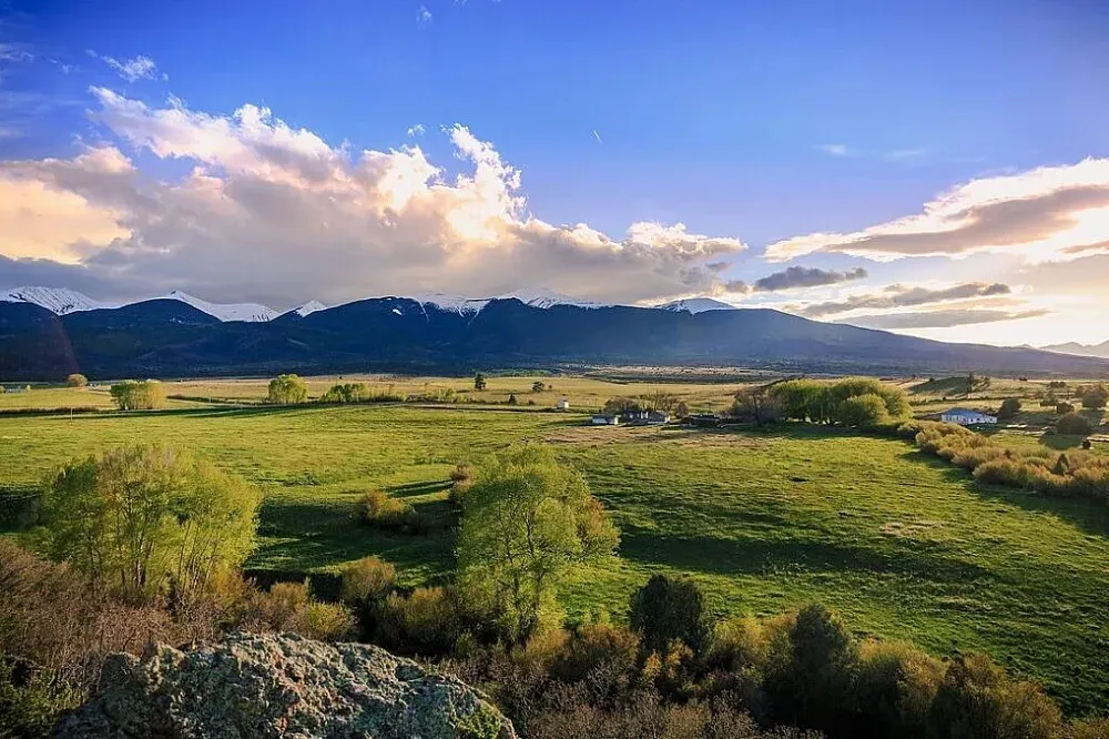 Finca Carlson — The center is located in the rural, untamed landscapes of Southern Colorado. Expect expansive views, natural terrain, and a sense of remoteness that encourages a deep connection with the environment.