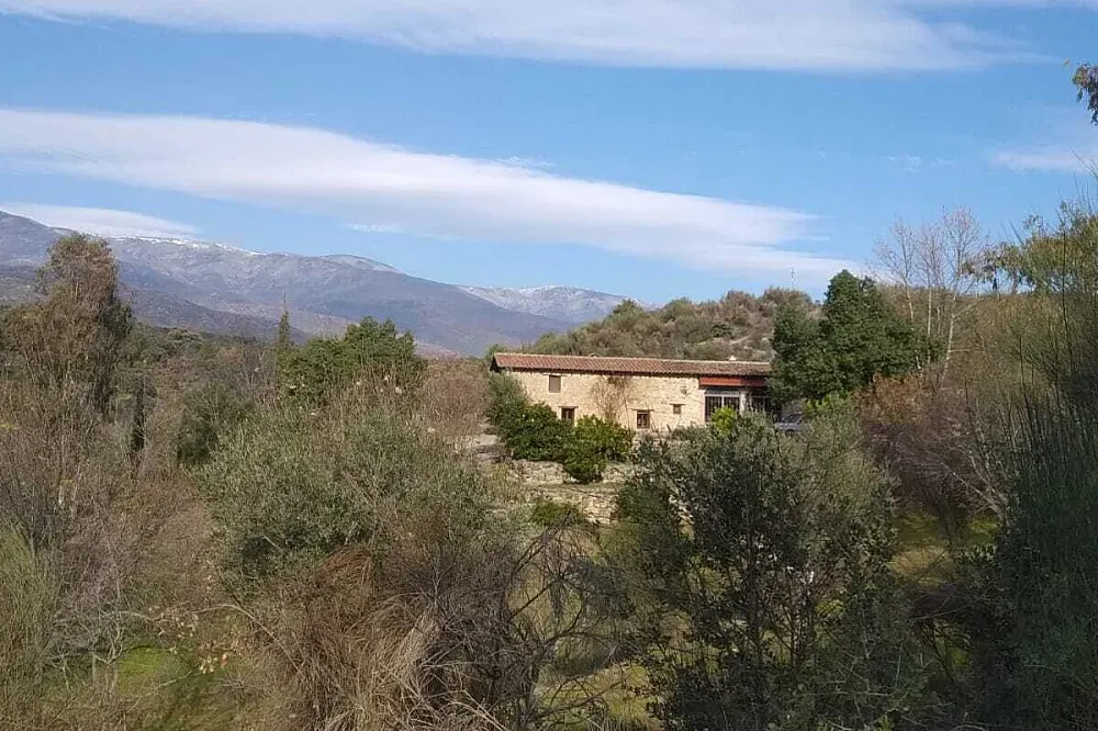 FInca Pura Vida — Finca Pura Vida is situated on a sprawling 6-hectare estate, set within an idyllic valley on the slopes of the Sierra de Gredos. The region of La Vera is characterized by its lush forests, abundant crystal-clear rivers, and numerous natural pools, creating a deeply immersive natural environment. The property itself features many inviting corners for quiet reflection and a hill offering panoramic views of the mountains and the Tiétar valley.