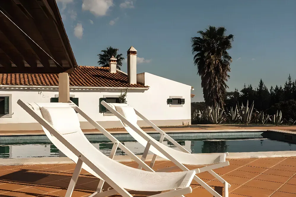 Four Trees Portugal — The center is situated in the peaceful countryside of Southern Portugal, offering a serene environment. The design of the space prioritizes simplicity and a welcoming feel, with easy access to the outdoors, allowing guests to fully immerse themselves in the natural landscape.