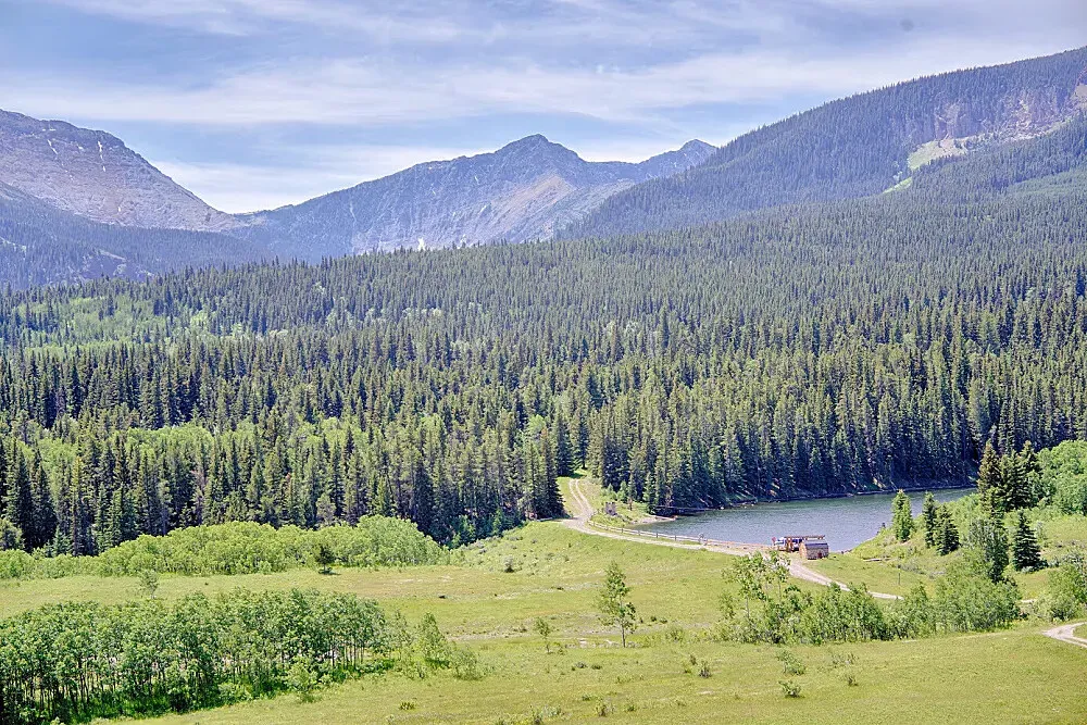 Gladstone Mountain Ranch — set in the breathtaking Alberta landscape, Gladstone Mountain Ranch provides a serene backdrop for contemplation. The natural beauty of the surroundings is integral to the retreat experience, encouraging guests to find inspiration and connection within the expansive outdoors.
