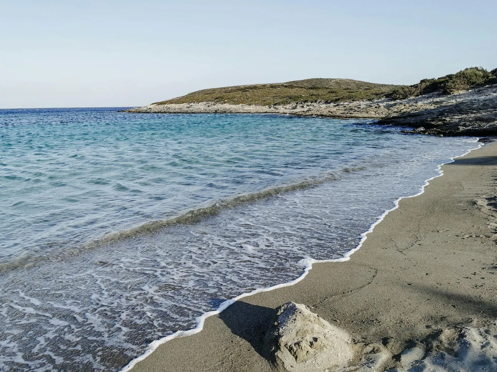 Glaros Studios & Apartments — The center is located on the northeast side of Antiparos island, within a sprawling 12-acre natural landscape. It's uniquely positioned between two small, emerald-colored beaches, offering direct access to the sea and a sense of secluded tranquility. The main port is conveniently just 800 meters away, balancing accessibility with a peaceful environment.