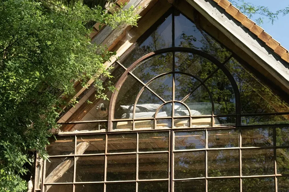 Haus Erlengrund — The center is nestled within a quiet biotope, directly on the shores of the clear Schermützelsee. The one-hectare property boasts direct water access with two footbridges and a platform, creating a serene and natural environment for relaxation and reflection.