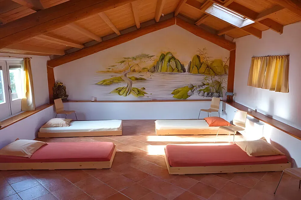 Helios Centrum — The center is situated in the quiet, green countryside close to Zwolle, providing a tranquil environment. The surroundings are ideal for deep introspection, relaxation, and connecting with nature, suggesting a peaceful, rural atmosphere.