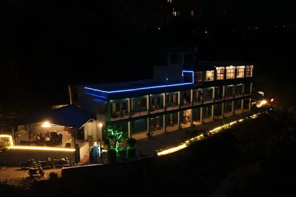 Himalayan Tree on the Ganges, Rishikesh — Located in Rishikesh, this property offers a stunning vantage point with majestic views of the Himalayas. The atmosphere is one of tranquility and natural beauty, providing a peaceful backdrop for contemplation and relaxation.