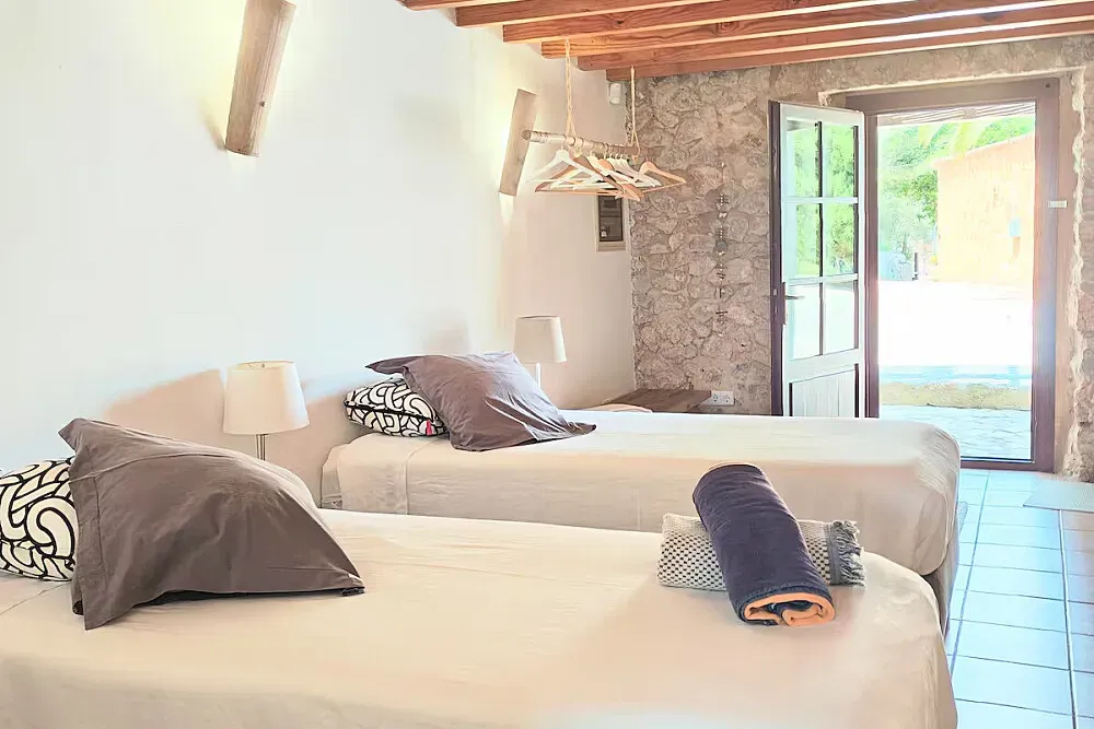 Holistika Center Mallorca — The center is situated in a comfortable Mallorcan country home set in the hills of western Mallorca. Guests can enjoy a swimming pool, a garden, and terraces that offer long, expansive views over the surrounding valley, creating a tranquil and picturesque environment.