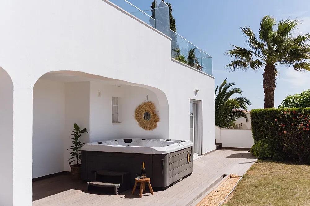 Honest place — The center is located in Budens, a scenic area in Portugal. While specific details about the immediate surroundings are not provided, the region is known for its natural beauty, suggesting a tranquil backdrop for reflection and relaxation.