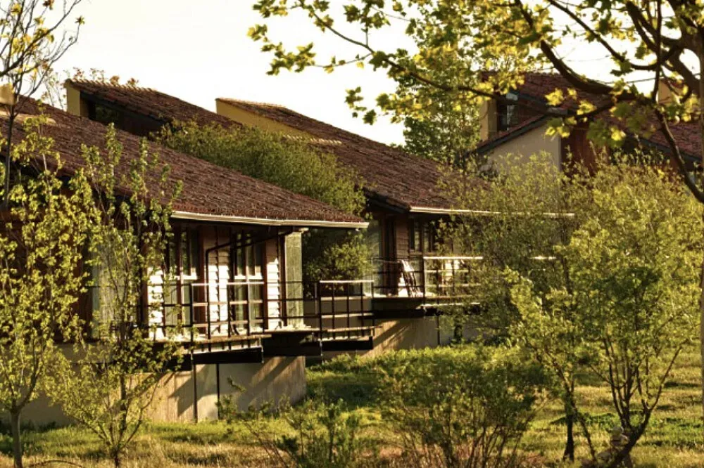 Hospederia  del Silencio — The center is situated in Robledillo de la Vera, a village known for its natural beauty and peaceful atmosphere. This region of Spain provides a tranquil backdrop for retreats, with opportunities to enjoy the surrounding landscape.