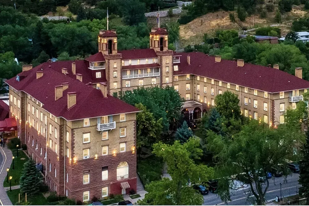 Hotel Colorado — The Hotel Colorado is situated amidst the scenic beauty of Colorado, offering a backdrop of natural splendor. Its historic architecture and grand interiors create an atmosphere of timeless elegance and quietude, distinct from modern, purpose-built retreat centers.