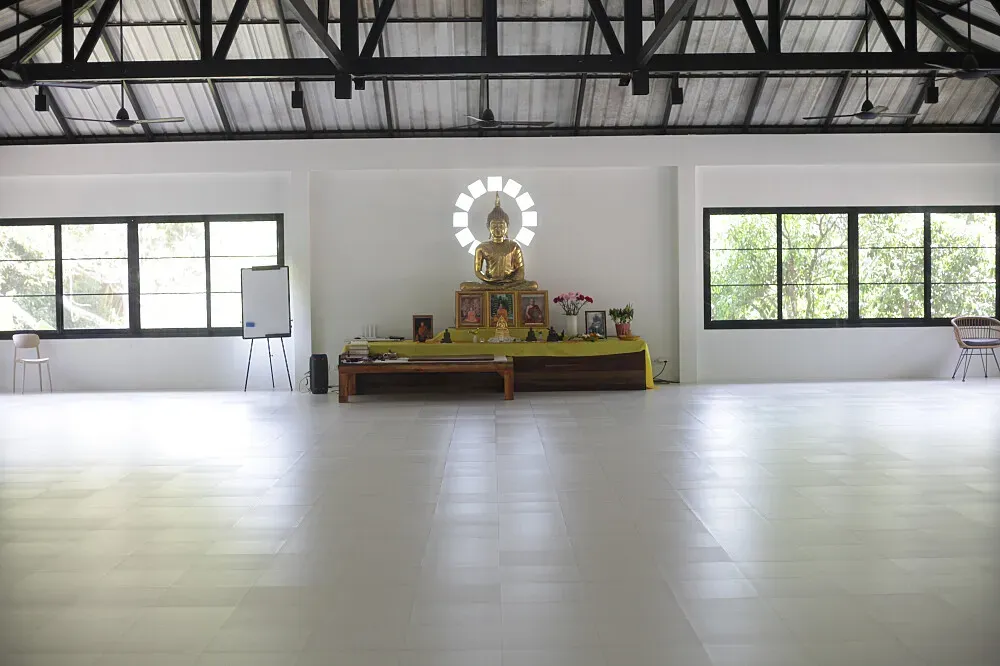 Indriya Vipassana Center — The center is situated in the lush jungle of Koh Phangan, specifically off 'Coconut Lane' near the village of Srithanu. The 2.5-acre property is characterized by a small stream, established fruit trees, and tropical plants, creating a secluded and peaceful atmosphere.