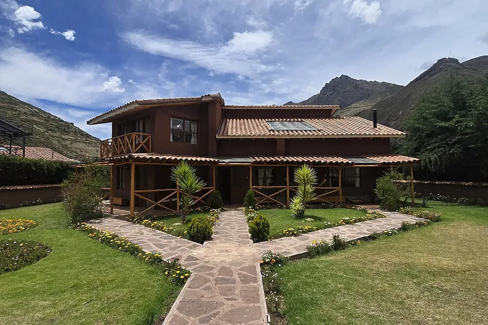 Inti Killa Lodge — The lodge is nestled within a spacious garden in Písac, providing a peaceful country villa setting. The atmosphere is designed to be tranquil and deeply nourishing, offering a calm and supportive environment away from the bustle.