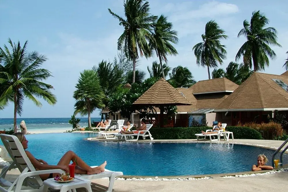 ko tao — The center is situated directly by the sea, enveloped by lush tropical gardens. The atmosphere is one of natural beauty and coastal calm, with the ocean just steps away and a swimming pool for relaxation.