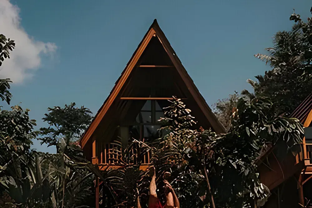 KusFarm — KusFarm provides two distinct settings in Bali. The Eco Resort is nestled amidst verdant rice terraces, dense jungle, and flowing rivers, offering a deeply immersive natural environment. The Rejuvenate Beachfront venue, as its name suggests, is located directly by the ocean, providing stunning sea views and the calming sound of waves.
