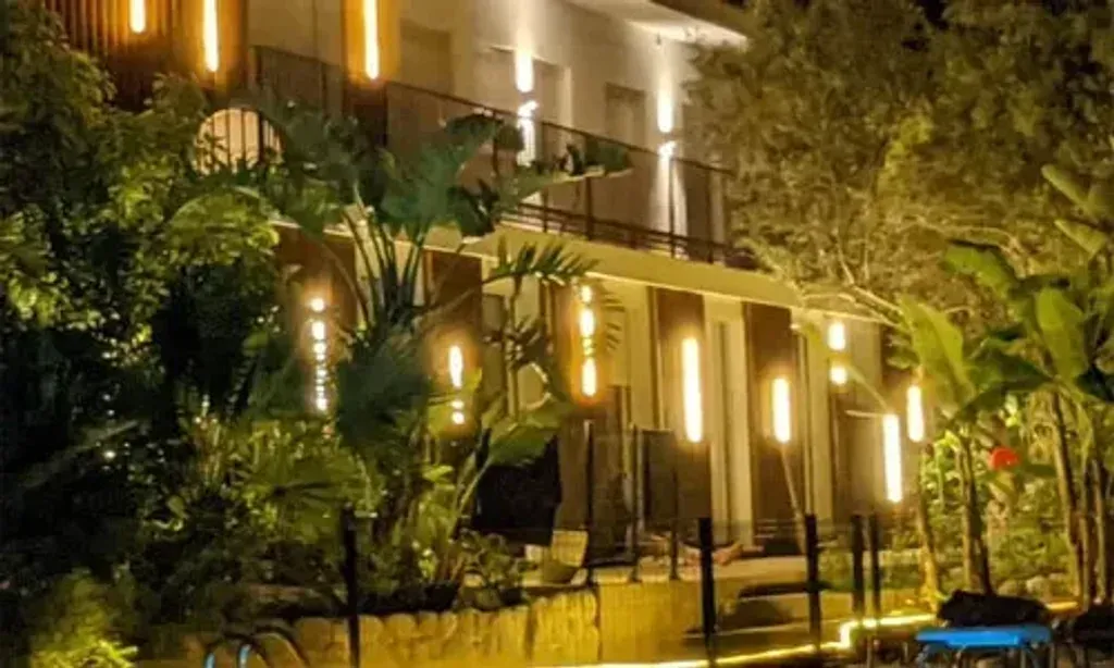 La Casa Dorada — La Casa Dorada is situated in a quiet residential area of Roda de Berà, on a small hill that benefits from cooling sea breezes in the summer. The contemporary building is enveloped by a lush tropical garden, creating a peaceful and verdant atmosphere. Guests are just a seven-minute walk from expansive sandy beaches, including a nudist area.