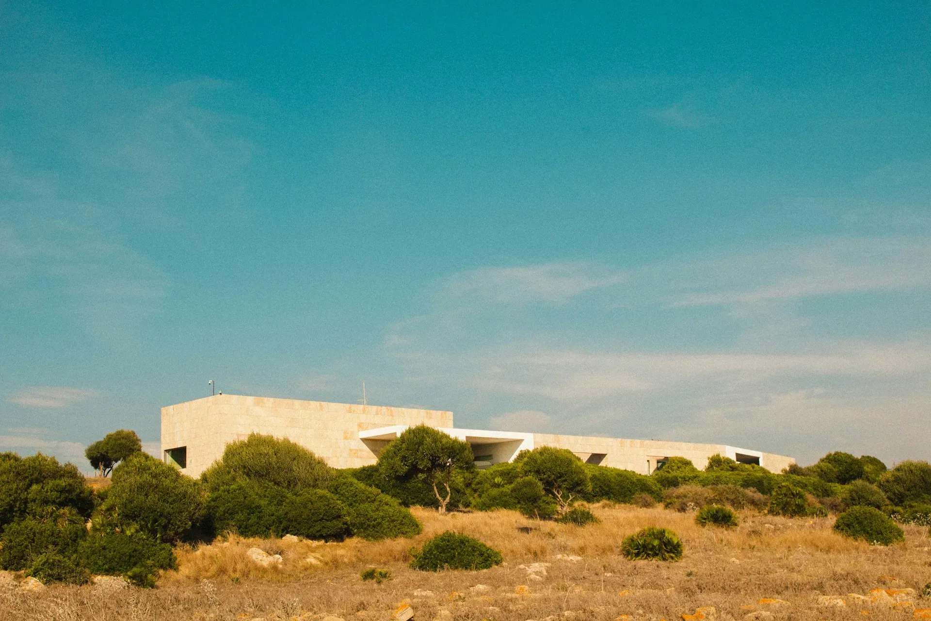 La Cura — The center is located in the serene Catalan countryside, providing an oasis of calm. The extensive farm views from the bedrooms contribute to a sense of spaciousness and connection with nature.