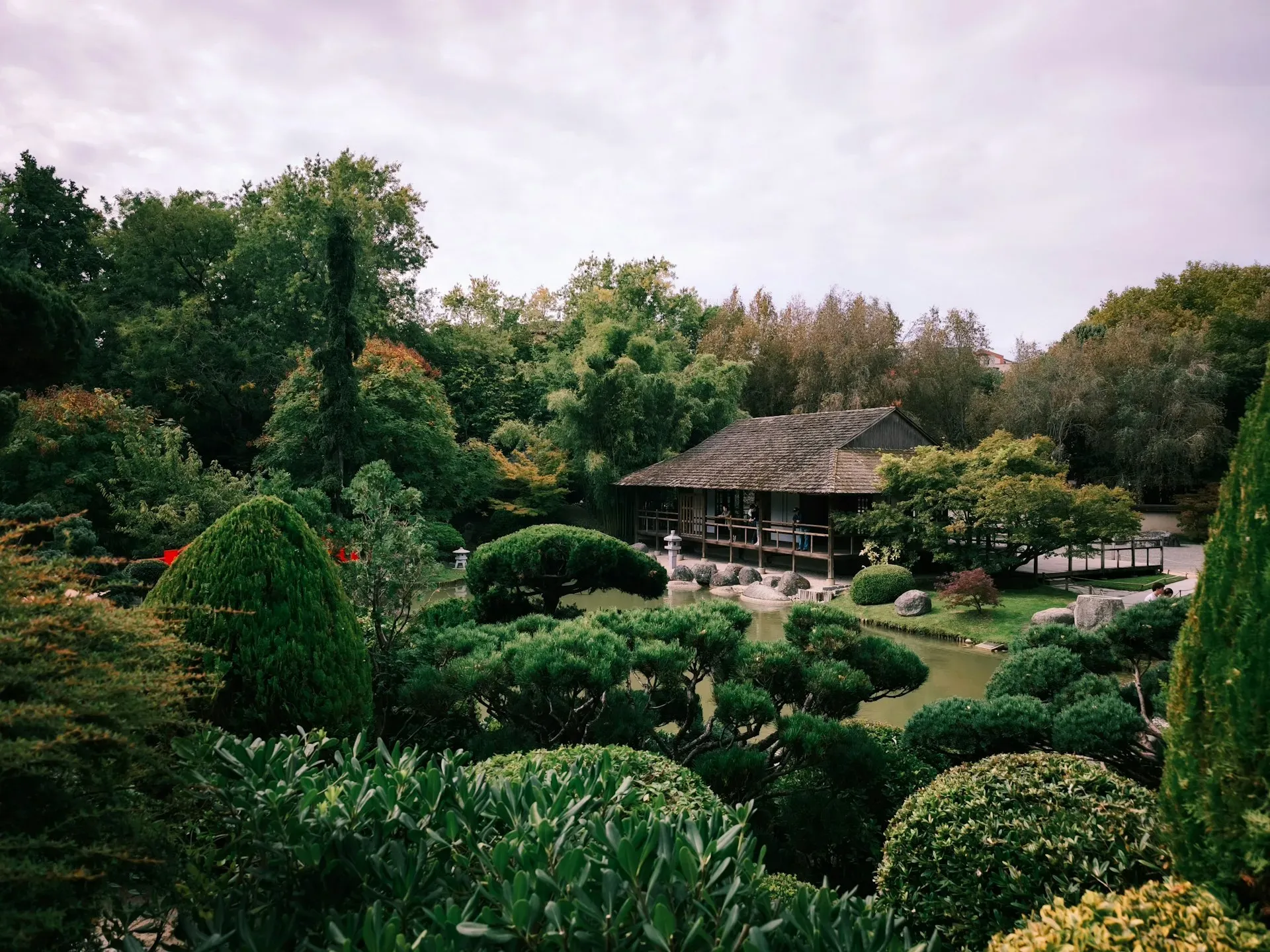 La Grange aux Moines — The center is located in Berthenay, a setting that encourages a sense of peace and detachment from the hustle and bustle of daily life. The atmosphere is conducive to introspection and quiet contemplation.
