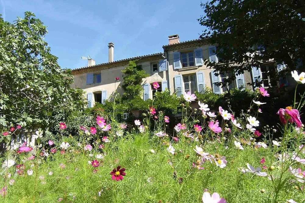 La Potière — The center is in the heart of Drôme, a region known for its peaceful chamois and breathtaking views of the Vercors Regional Natural Park. The town of Eurre emphasizes respect for nature, and the property itself is surrounded by abundant vegetation, creating a calm and serene atmosphere.