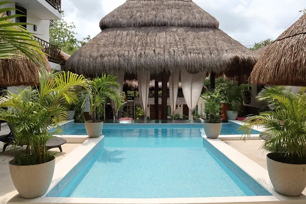 Laguna Diosa — The center is located directly on the Laguna de los 7 Colores in Bacalar, offering breathtaking views and a tranquil atmosphere. The natural beauty of the lagoon, known for its distinct shades of blue, provides a peaceful and inspiring environment for reflection and relaxation.