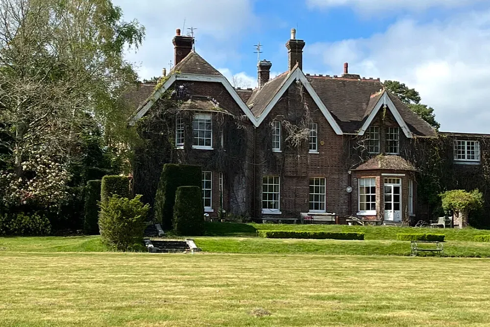 Lakebourne Hall — Lakebourne Hall is set within 37 acres of private East Sussex grounds, featuring expansive open lawns, tranquil lakes, and mature trees. The atmosphere is one of natural stillness and privacy, providing a peaceful backdrop for contemplation and relaxation.