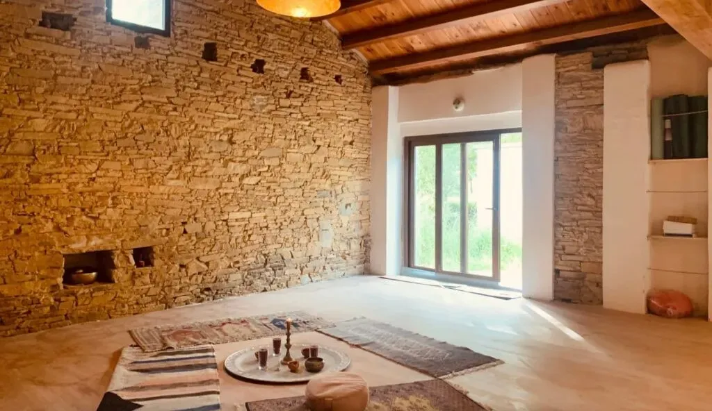 Land of enchantment — The retreat is situated on a rustic, family-friendly property in Galicia, Northern Spain, encompassing one acre of trees and natural landscapes. It's conveniently close to stunning beaches, dramatic cliffs, refreshing waterfalls, winding rivers, and picturesque walking trails along the Costa da Morte.