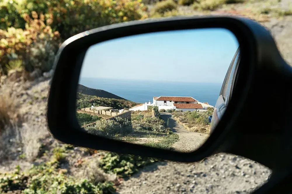 Las Casa Del Camino Real — Perched in Fasnia, a small, quiet village on the southern side of Tenerife, the center is surrounded by the island's natural beauty. The atmosphere is one of rustic tranquility, with the restored 17th-century houses blending seamlessly into the traditional Canarian landscape.