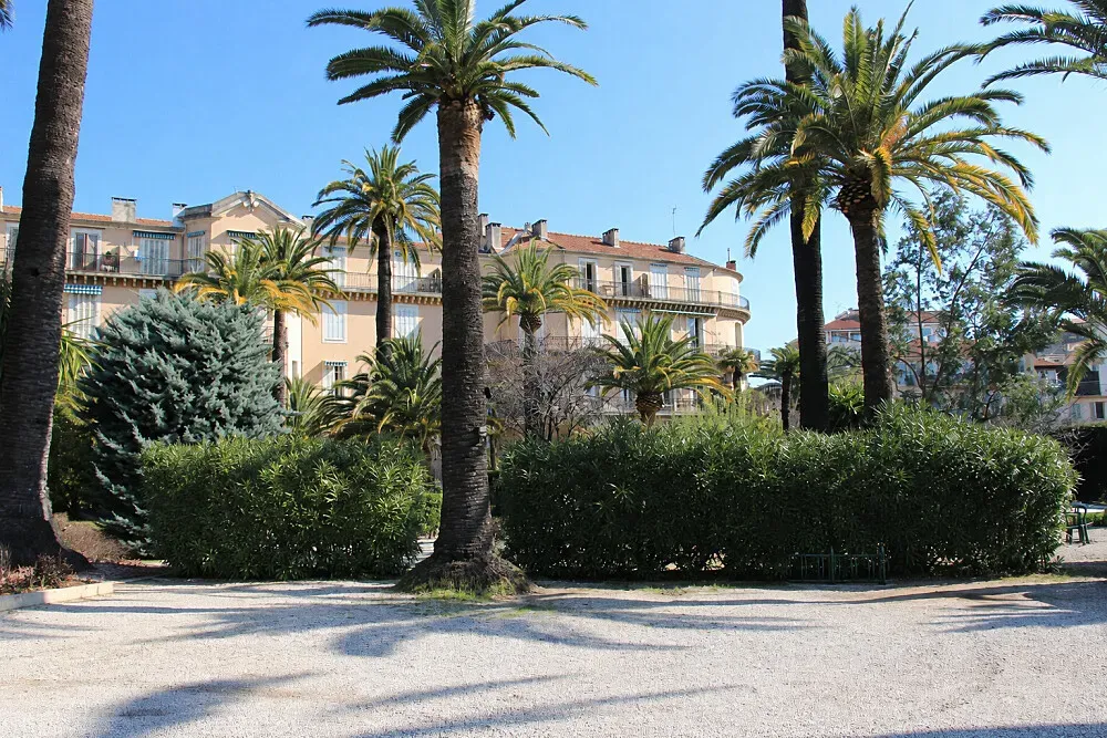 Le Pavillon — Le Pavillon is set within beautifully landscaped gardens, offering a peaceful oasis in the heart of Cannes. The historic building itself exudes old-world charm, providing a sense of grandeur and tranquility. Its proximity to the charming Le Suquet district means guests can easily explore the local culture and scenic views.