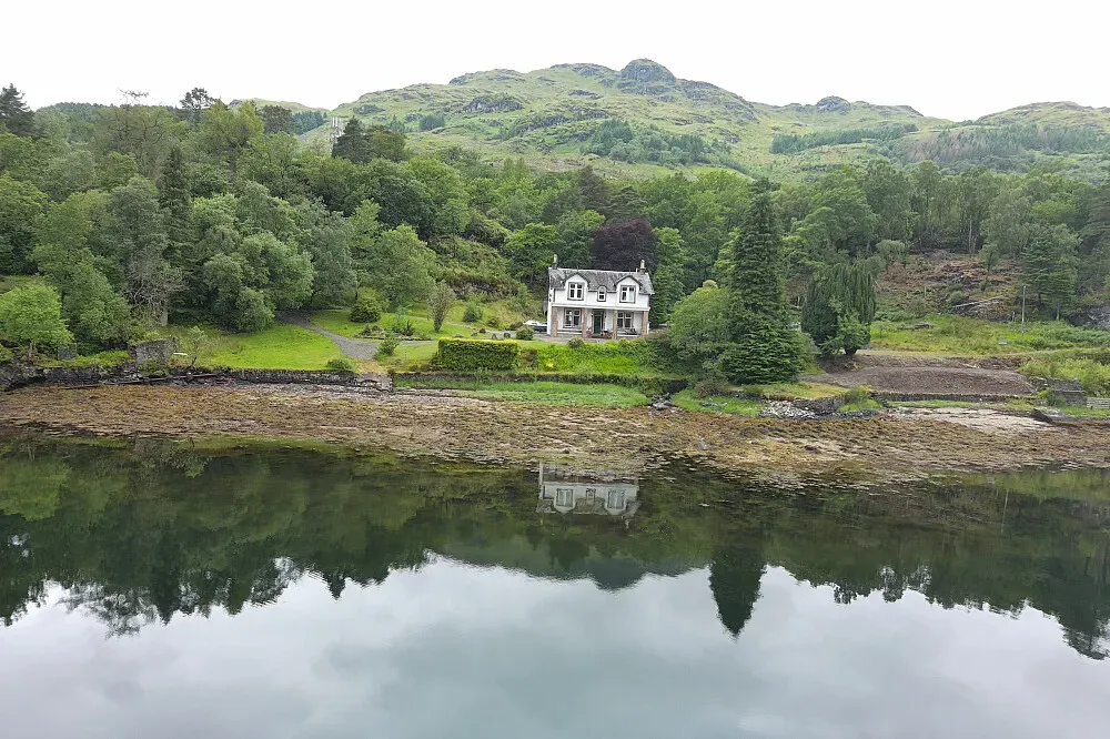 Lochwood House — Information about the landscape and atmosphere of Lochwood House is not available. Visitors should contact the center directly for details on its surroundings.