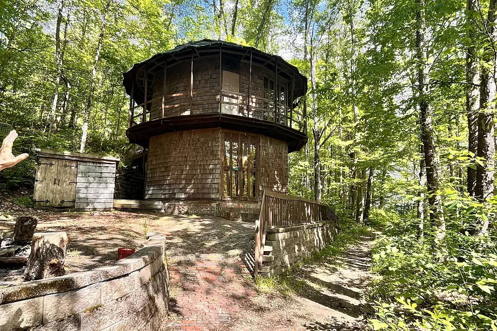 Lost River Hostel — The center is situated on a 29-acre forested hillside in West Baden Springs, Indiana, near the town of French Lick. This natural environment provides a peaceful and inspiring backdrop for activities, with ample space for exploration and quiet contemplation amidst the trees.