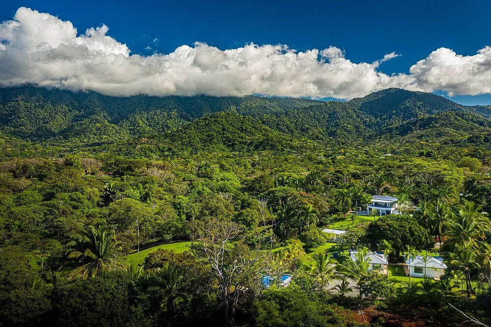 Mandala Ojochal: Resort & Organic Farm — Mandala Ojochal is nestled within the Ojochal Valley, a region celebrated for its lush, pristine nature and tropical climate. The center is conveniently located near the Pacific Ocean, offering a serene and invigorating atmosphere. The environment is characterized by its vibrant biodiversity and the soothing sounds of the natural world, creating a perfect backdrop for relaxation and introspection.
