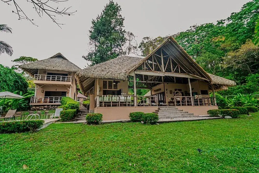 MarMaris — MarMaris is situated on a mountain high above the Pacific Ocean in Matapalo, Costa Rica. The retreat house is surrounded by lush jungle trees, creating an immersive natural environment. The atmosphere is one of profound tranquility, where the sounds of the jungle blend with the expansive ocean views.
