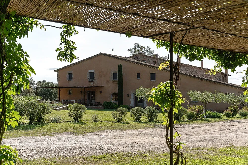 Mas Dalia — Mas Dalia is situated amidst a picturesque landscape of fields and woodlands, providing a natural sanctuary. The proximity to the medieval village of Monells adds a layer of historical charm and a sense of stepping into a bygone era, fostering an atmosphere of profound tranquility.
