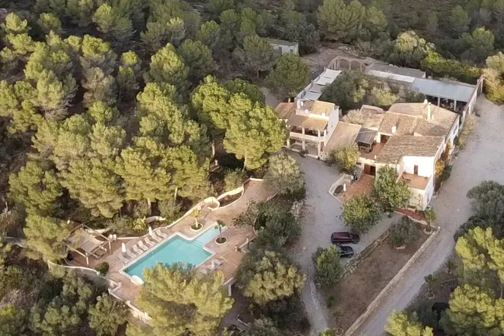 Mas Santos — set on a private six-hectare estate near Barcelona, Mas Santos offers a tranquil and expansive environment. The natural surroundings provide a peaceful backdrop, fostering an atmosphere conducive to reflection and focused group work. It's a place where the sounds of nature prevail, offering a true escape from urban distractions.