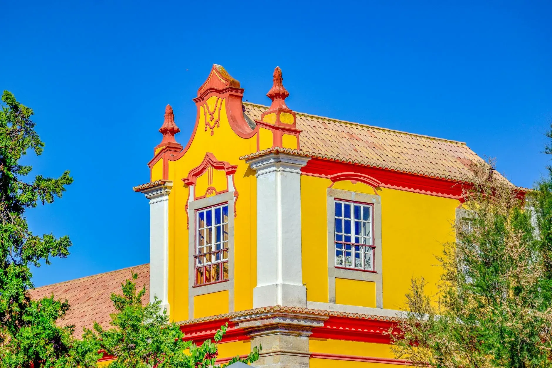 Monte Mariposa — Set in a beautiful, tranquil valley in the heart of the Algarve, Monte Mariposa provides a harmonious and supportive atmosphere. The natural surroundings contribute to a peaceful environment, ideal for contemplation and relaxation.