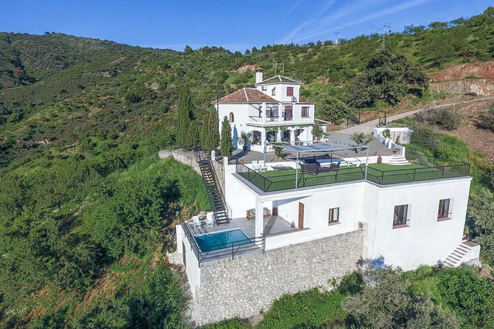 Montenaturivo — Montenaturivo is situated within the breathtaking Montes de Málaga Natural Park, offering an idyllic and tranquil rural environment. The landscape is characterized by its extraordinary natural beauty, providing a perfect backdrop for outdoor activities and quiet contemplation.