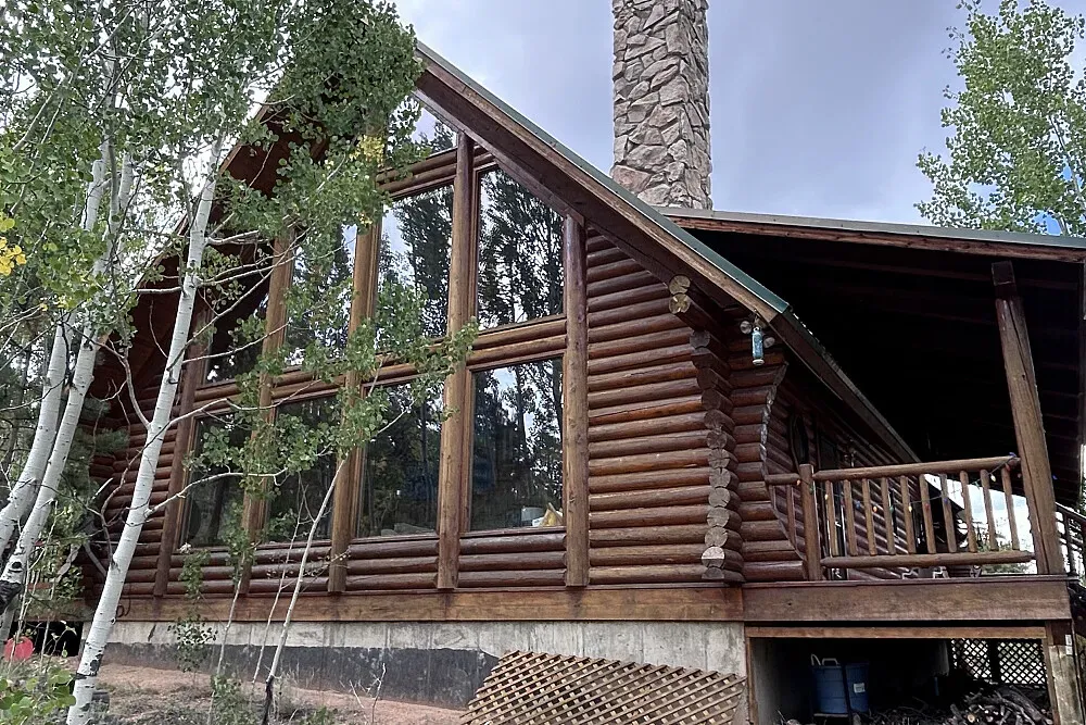 Morning Earth Cabin — The retreat is situated in a secluded log cabin within the vast South Park Valley, framed by the majestic Colorado Rocky Mountains. This remote location ensures an environment free from noise and light pollution, providing an unparalleled sense of peace and connection to nature.