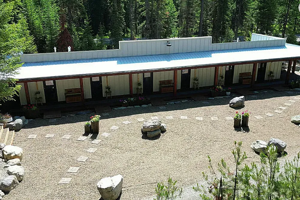 Mountainside Lodging and Retreats — Nestled within twenty acres of natural beauty, Mountainside Lodging and Retreats is surrounded by lush forests and vibrant wildlife. The atmosphere is one of peaceful seclusion, inviting guests to immerse themselves in the tranquility of the outdoors.